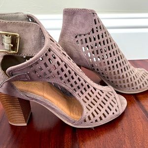 Peep Toe Perforated Heeled Mule Sandal Heels Sz 6.5
